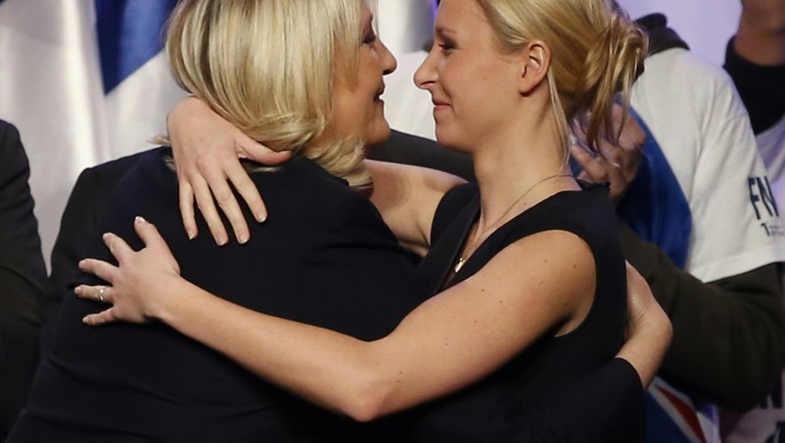 La présidente du FN Marine Le Pen (G) et sa soeur Marion Maréchal-Le Pen, candidate en PACA, le 10 décembre 2015 à Paris