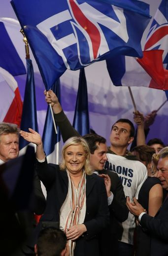 La présidente du FN Marine Le Pen (centre), le 10 décembre 2015 à Paris