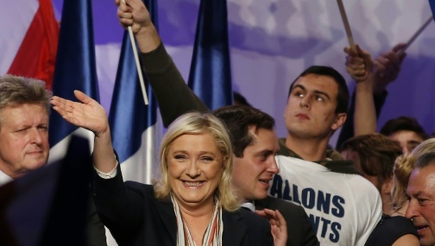 La présidente du FN Marine Le Pen (centre), le 10 décembre 2015 à Paris