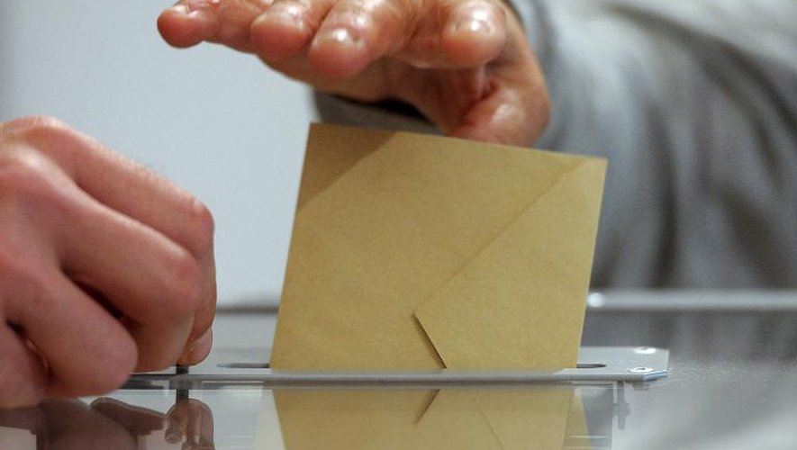 Un électeur dépose son bulletin dans l'urne lors des législatives le 10 juin 2012 à Toul