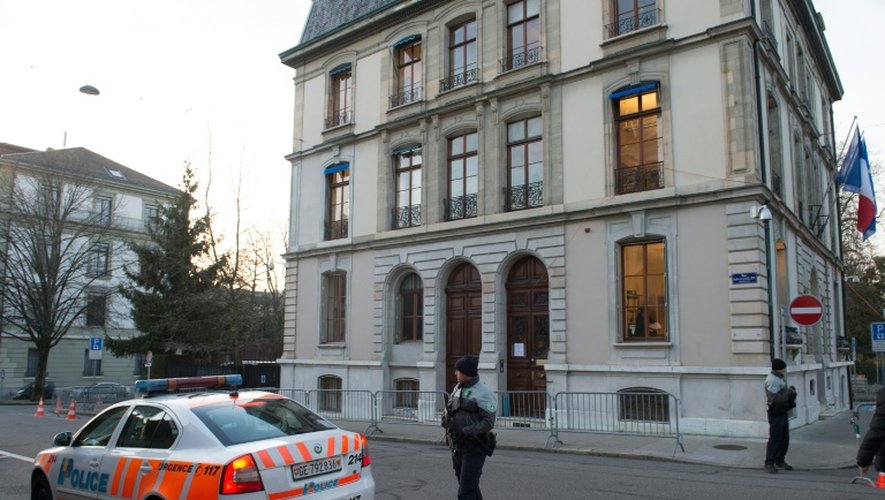 Des policiers devant le consulat français à Genève, le 10 décembre 2015