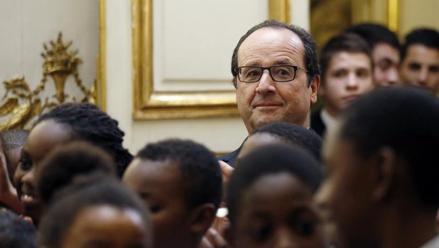 François Hollande reçoit des enfants lors de la présentation du sapin de Noël de l'Elysée, le 12 décembre 2014 à Paris