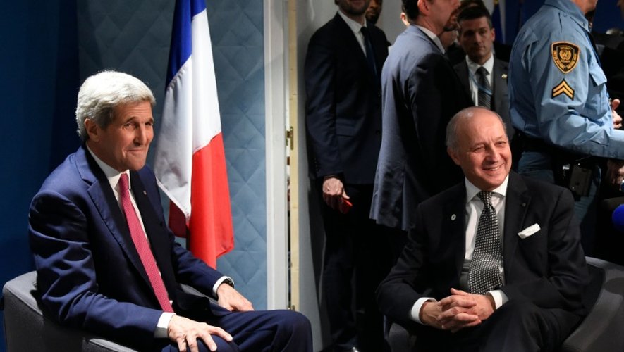 Le secrétaire d'Etat américain, John Kerry (g) et le ministre français des Affaires étrangères, Laurent Fabius, le 9 décembre 2015 à la COP21 à Paris