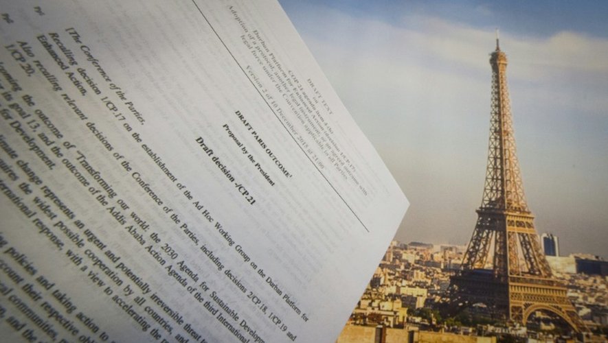 Le brouillon de l'accord sur le climat devant la Tour Eiffel à Paris le 10 décembre 2015