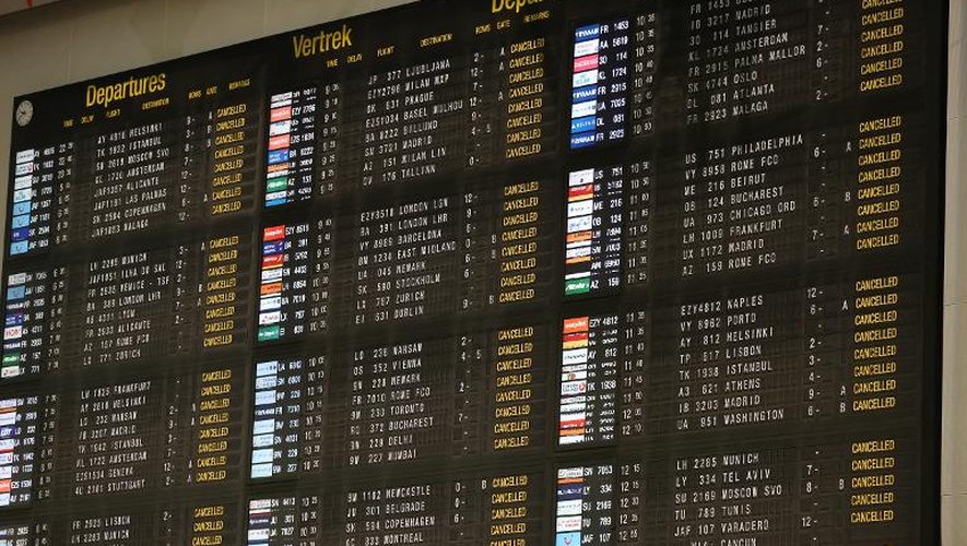 Plusieurs vols annulés sur ce tableau à l'aéroport de Zaventem, près de Bruxelles, le 14 décembre 2014