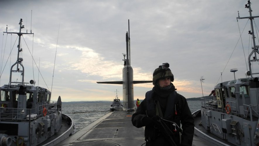 Pour les 110 membres d'équipage du sous-marin nucléaire lanceur d'engins (SNLE) Le Vigilant, pris en photo ici en octobre 2016, la vie à bord commence quand la longue silhouette du cétacé noir quitte son port d'attache de l'Ile Longue, dans la rade de Brest.