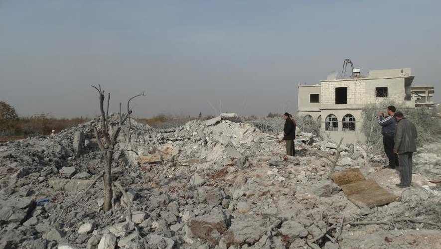 Des Syriens inspectent les dommages causés par une frappe aérienne de la coalition à Harem, dans la province d'Idleb, dans le nord-ouest de la Syrie, le 19 novembre 2014