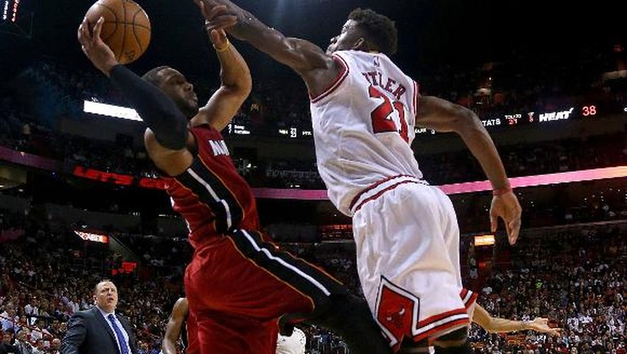 Dwyane Wade (g) avec le Miami Heat face à Jimmy Butler des Chicago Bulls, le 14 décembre 2014 à Miami