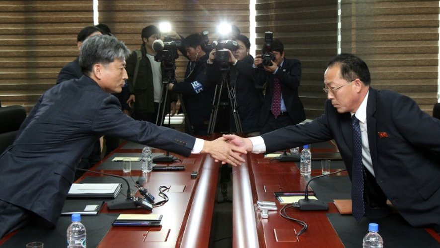 Le vice-ministre sud-coréen de l'unification Hwang Boo-Gi (à gauche) le 11 décembre 2015