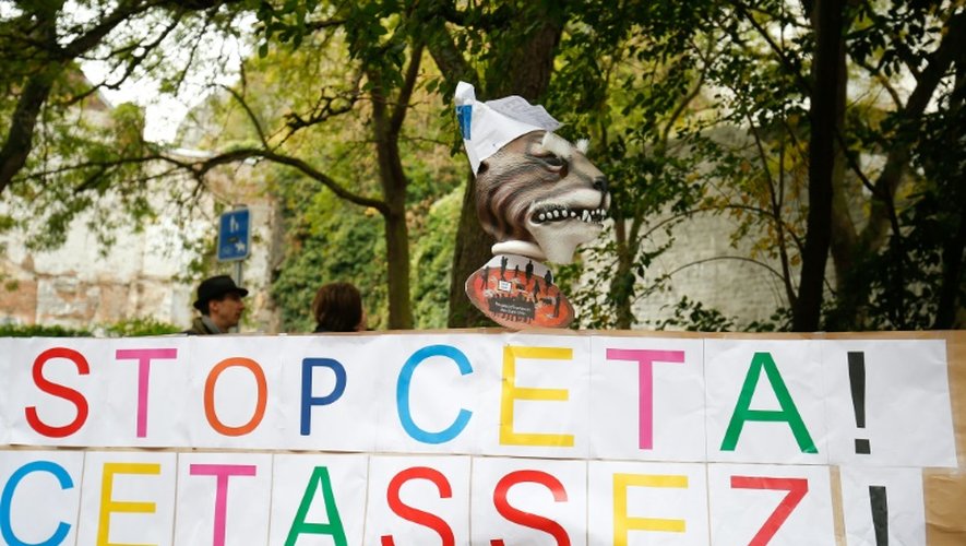 Des manifestants opposés au Ceta, le 21 octobre 2016 à Namur en Belgique