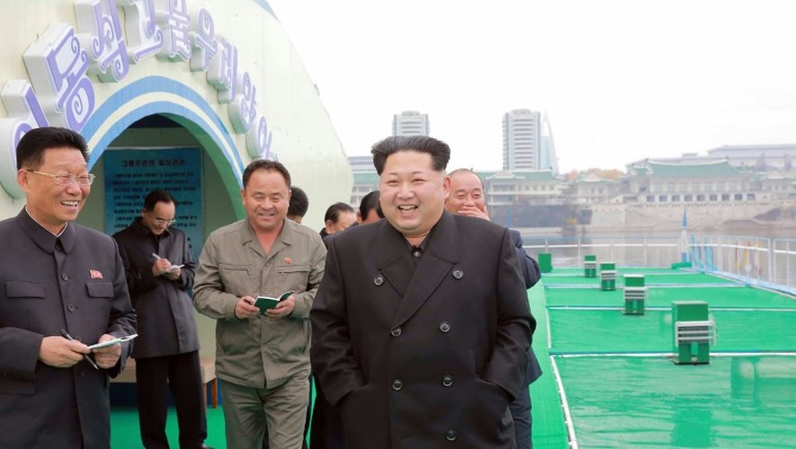 Photo non datée fournie par l'agence officielle nord-coréenne le 19 novembre 2015 du leader Kim Jong-Un (c) visitant un centre d'élevage de poissons sur le fleuve Taedong, à Pyongyang