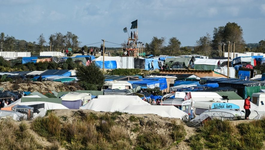 En trois jours, 145 autocars pouvant emmener chacun jusqu'à 50 migrants et avec deux accompagnateurs à bord, quitteront Calais pour des centres de séjour temporaire (287 au total), dénommés Centres d'accueil et d'orientation (CAO), partout en France