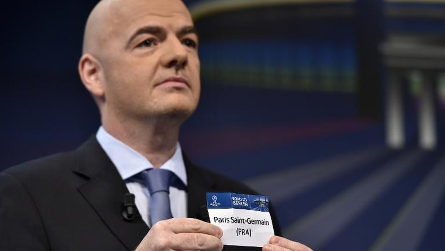 Le secrétaire général de l'UEFA Gianni Infantino tenant le nom du PSG lors du tirage au sort des 8e de finale de la Ligue des champions, le 15 décembre 2014 à Nyon