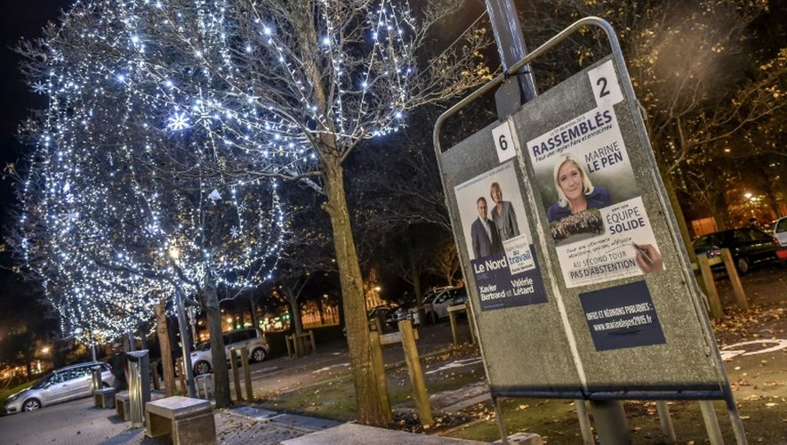 Panneaux électoraux avec les affiches pour le  second tour le 10 décembre 2015 à Lille