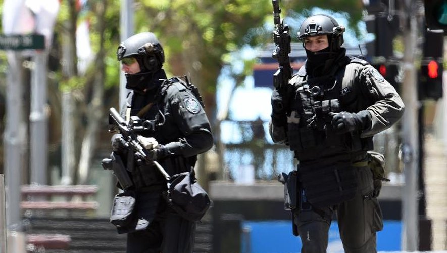 Des policiers devant un café de Sydney où sont retenus des otages le 15 décembre 2014