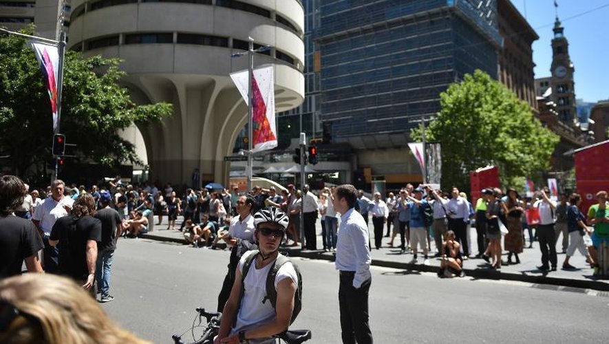 Des passants se sont rassemblés sur Martin Place à Sydney le 15 décembre 2014