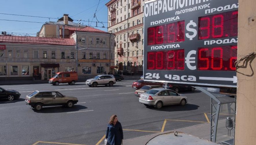 Un panneau d'un bureau de change, avec les cours du rouble en dollar et euro, à Moscou, le 16 septembre 2014