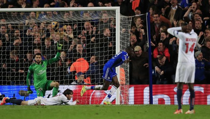 L'attaquant de Chelsea Demba Ba (c) marque contre le PSG en quart de finale de Ligue de champions, le 8 avril 2014 à Stamford Bridge