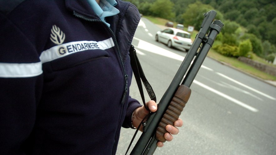 Malgré de longues négociations, l'homme a tenté de prendre la fuite à bord de son véhicule "avant de foncer sur les gendarmes".