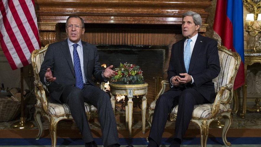 Le secrétaire d'Etat américain John Kerry (d) et le ministre russe des Affaires étrangères Sergueï Lavrov le 14 décembre à Rome
