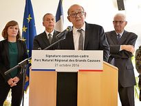 Sur le Larzac, Jean-Yves Le Drian passe la Légion en revue