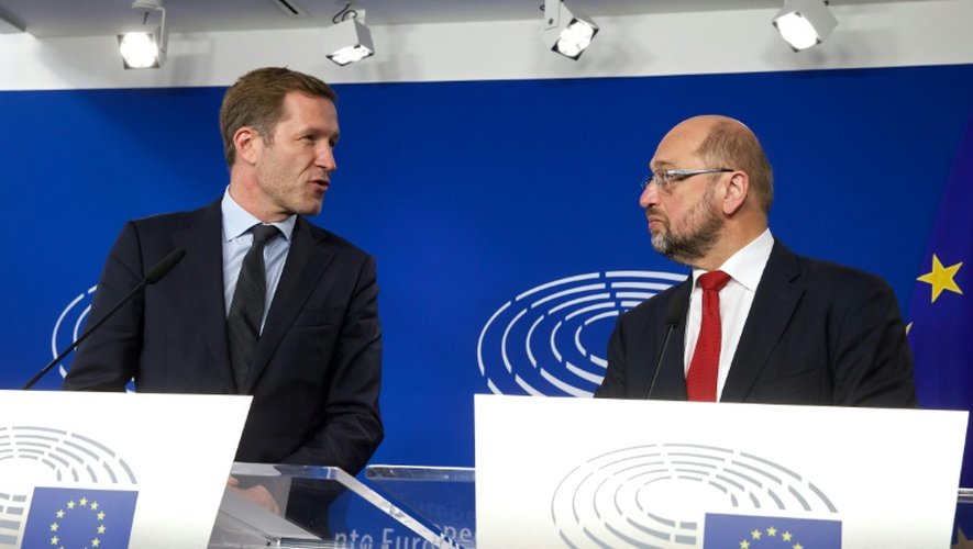 Le président du Parlement européen Martin Schulz (d) et le chef du gouvernement de la Wallonie, Paul Magnette, lors d'une conférence de presse sur le traité de libre-échange Ceta, le 22 octobre 2016 à Bruxelles