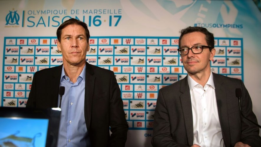 Le nouvel entraîneur de l'OM Rudi Garcia (g) et le président du club Jacques-Henri Eyraud en conférence de presse au centre d'entraînement, le 21 octobre 2016