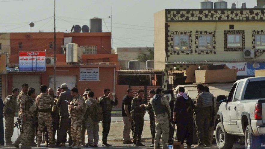 Des membres des forces de sécurité à Kirkouk lors de l'attaque lancée par des jihadistes du groupe Etat islamique, le 21 octobre 2016 en Irak