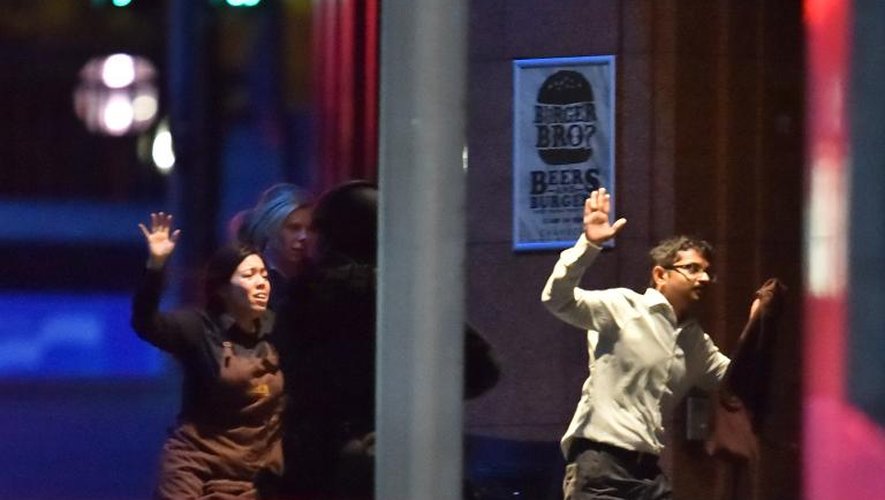 Des otages quittent en courant le Sydney café le 16 décembre 2014 à Sydney