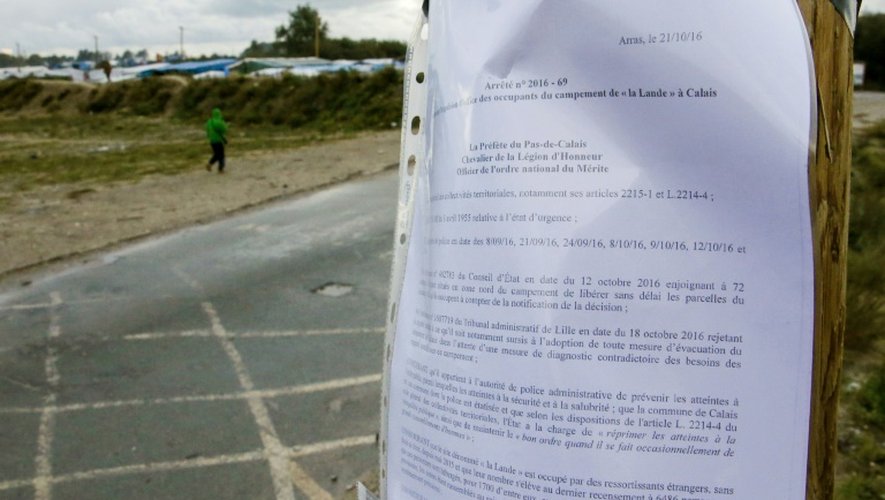 L'avis d'évacuation de la "Jungle" de Calais affiché sur un poteau, le 21 octobre 2016
