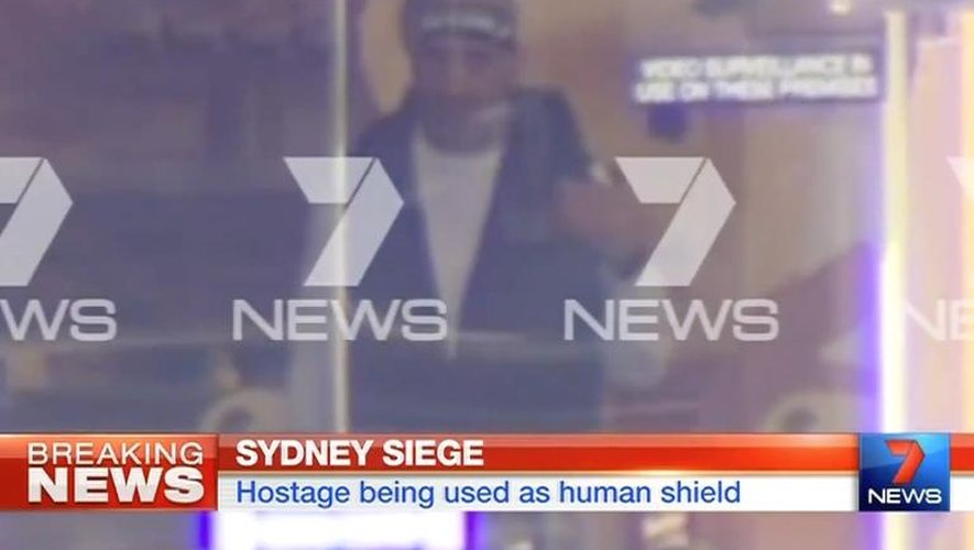Photo extraite d'une vidéo de la chaîne australienne Seven du preneur d'otages présumé, dans un café à Sydney le 15 décembre 2014