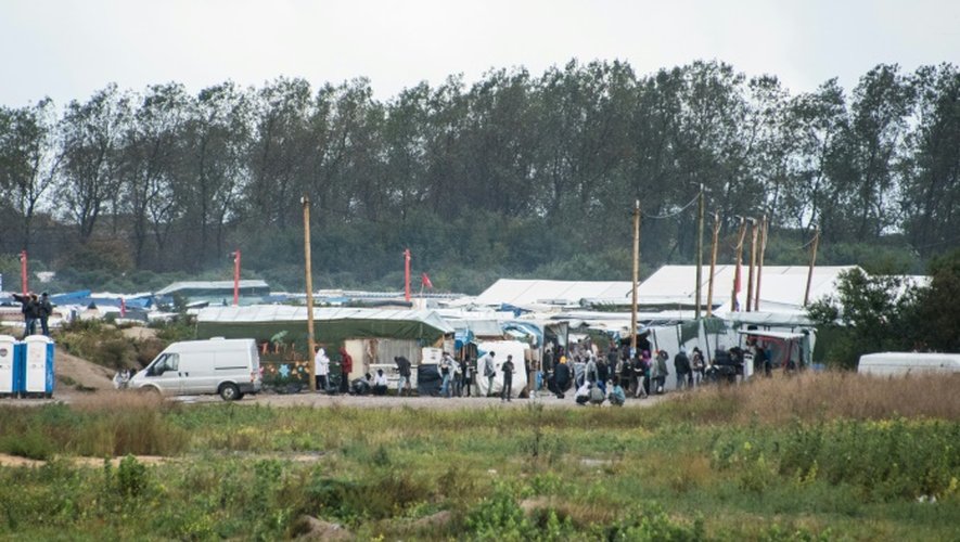 Des migrants à l'entrée de la "Jungle" de Calais, le 21 octobre 2016