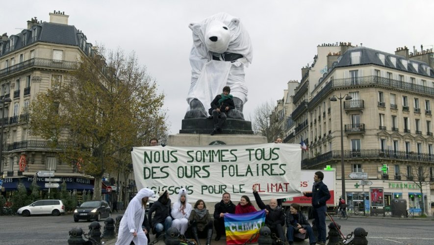 Deux femmes déguisées en ours polaire et d'autres manifestent à Paris pour le climat le 11 décembre 2015