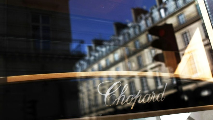 Des immeubles parisiens reflètent sur l'une des vitrines d'une boutique Chopard, Place Vendôme à Paris, le 30 mai 2009