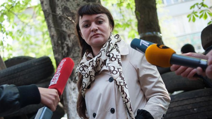 Irma Krat, une journaliste ukrainienne, s'adresse aux médias alors qu'elle est détenue par des séparatistes prorusses, le 21 avril 2014 à Slaviansk en Ukraine