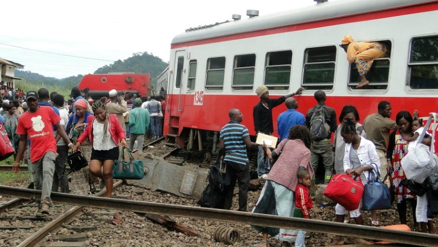 Des passagers sortent par les fenêtres d'un train qui a déraillé à Eseka, le 21 octobre 2016 au Cameroun