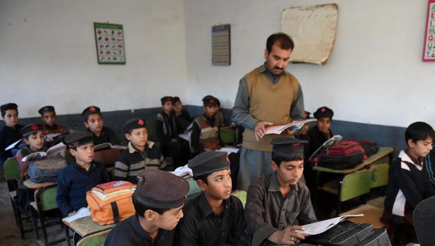 Des élèves pendant un cours le 8 décembre 2014 à Peshawar