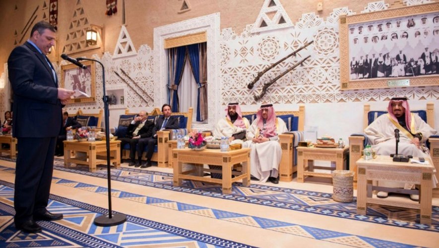 Le roi Salmane d'Arabie saoudite écoute le 10 décembre 2015 un membre de l'opposition syrienne à Ryad