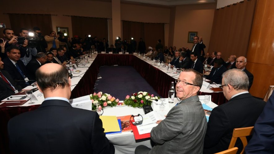 Martin Kobler (c), envoyé de l'ONU pour la Libye, préside le 10 décembre 2015 à Tunis une rencontre entre les factions de l'opposition libyenne