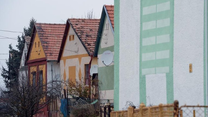 Vue en date du 27 novembre 2014 des maisons "cubes" dans le village d'Ocsard