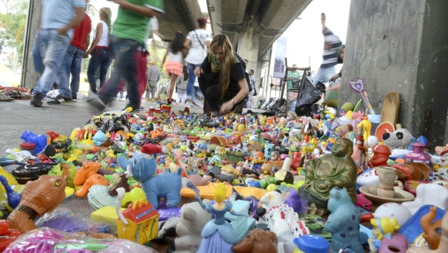 La colombienne Adriana Restrepo recycle des déchets en jolis objets de design à Medellin, le 4 décembre 2015