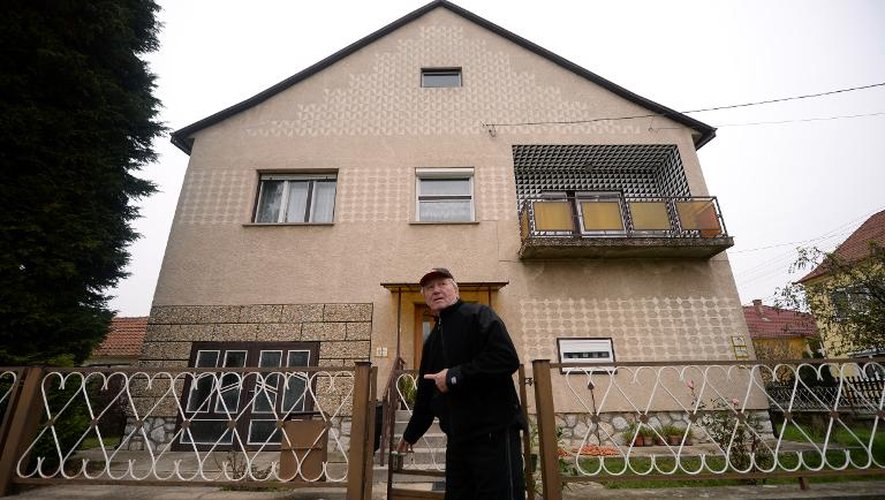 Vue en date du 27 novembre 2014 d'un homme devant sa  maison "cube" dans le village de Kozarmisleny