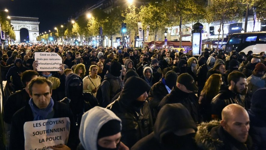 Des policiers français manifestent à Paris le 20 octobre 2016