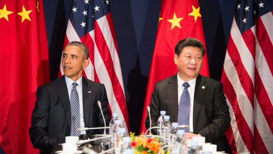 Le président américain Barack Obama (g) et son homologue chinois, Xi Jinging, le 30 novembre 2015 au lancement de la COP21, au Bourget, près de Paris
