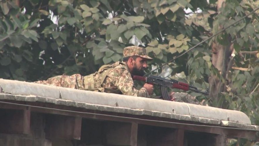 Copie d'écran d'une vidéo d'un militaire pakistanais à Peshawar, près de l'école attaquée par les talibans, le 16 décembre 2014