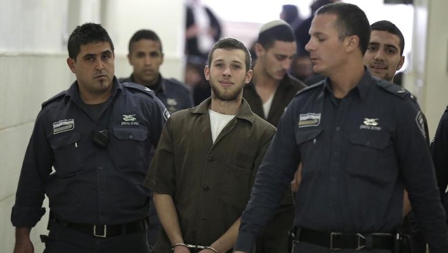 Trois suspects israéliens, membres de l'organisation raciste d'extrême droite Lehava, sont escortés par la police dans un tribunal de Jérusalem, le 15 décembre 2014