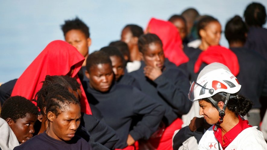 Photo prise et fournie par la Croix-Rouge italienne, le 22 octobre 2016, montrant des migrants arrivant à Vibo Marina (Italie) après une vaste opération de sauvetage en Méditerranée