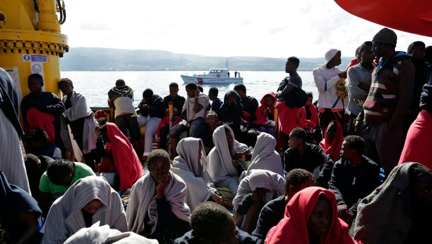 Photo prise et fournie par la Croix-Rouge italienne, le 22 octobre 2016, montrant des migrants arrivant à Vibo Marina (Italie) après une vaste opération de sauvetage en Méditerranée