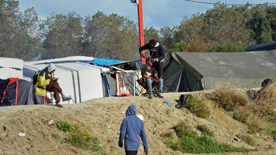Des migrants photographiés dans la "Jungle" de Calais, le 22 octobre 2016