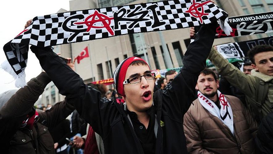 Des supporters de l'équipe de Besiktas se sont rassemblés devant le tribunal d'Istanbul où sont jugés 35 fans du club de football le 16 décembre 2014